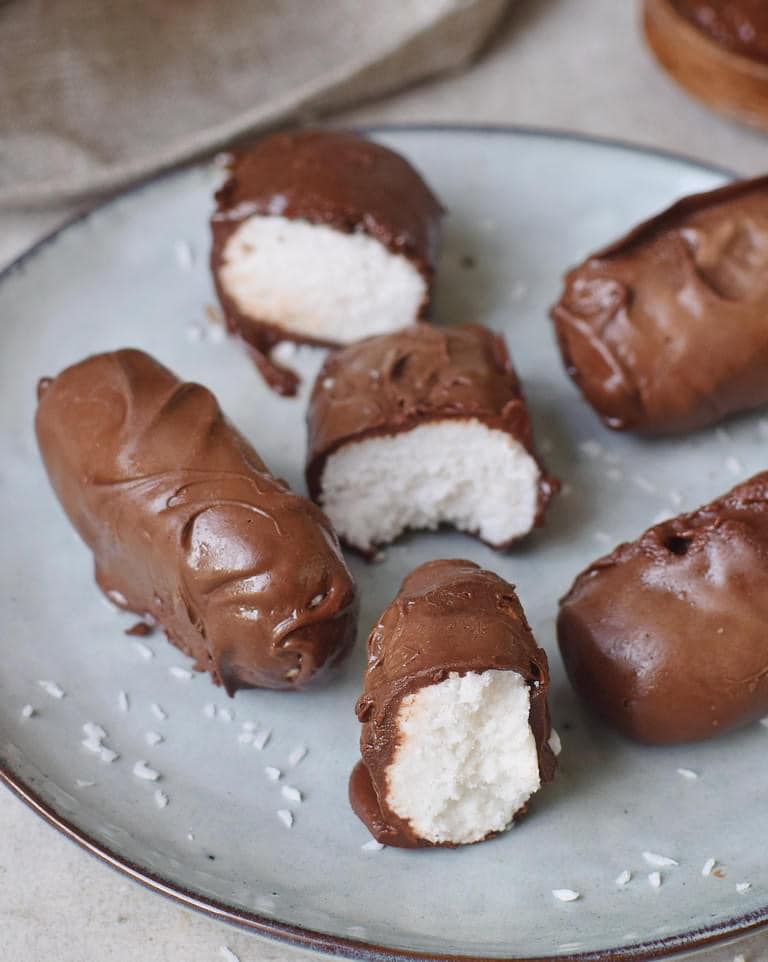 How do you call these Chocolate Coconut Bars in your county? "Bounty" or "Mounds" or something different?
These were my favorite candy bars growing up. 😍 Who can relate? 😋
📌Recipe: elavegan.com/vegan-bounty-b…
#Elavegan
#veganrecipe
#glutenfree
#veganchocolatecoconutbars