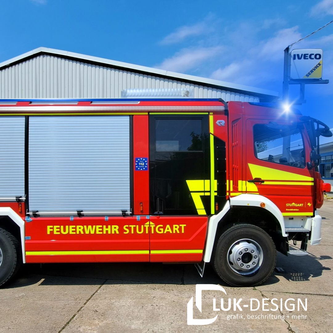 lucktronxtc's tweet photo. Für die Kameraden aus #Stuttgart, gab es ebenfalls ein neues Gefährt.
Die #feuerwehrstuttgart @Feuerwehr_S bekam von @RosenbauerGroup ein neues Hilfslöschfahrzeug (HLF), welches wir beschriftet und markiert haben.
#lukdesign #lukdesignde #warnmarkierungen #feuerwehr #design https://t.co/m7PrTbGYSo