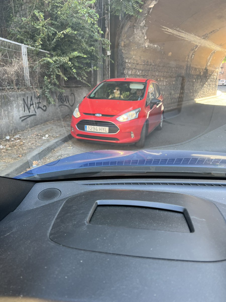 Hasta cuando? Hay que poner una solución efectiva al problema del puente, un día va a haber un accidente. Coches en dirección contraría día si y día también <a href="/policiavaldmoro/">Policía Local Valdemoro</a> <a href="/Ayto_Valdemoro/">Ayto de Valdemoro</a>