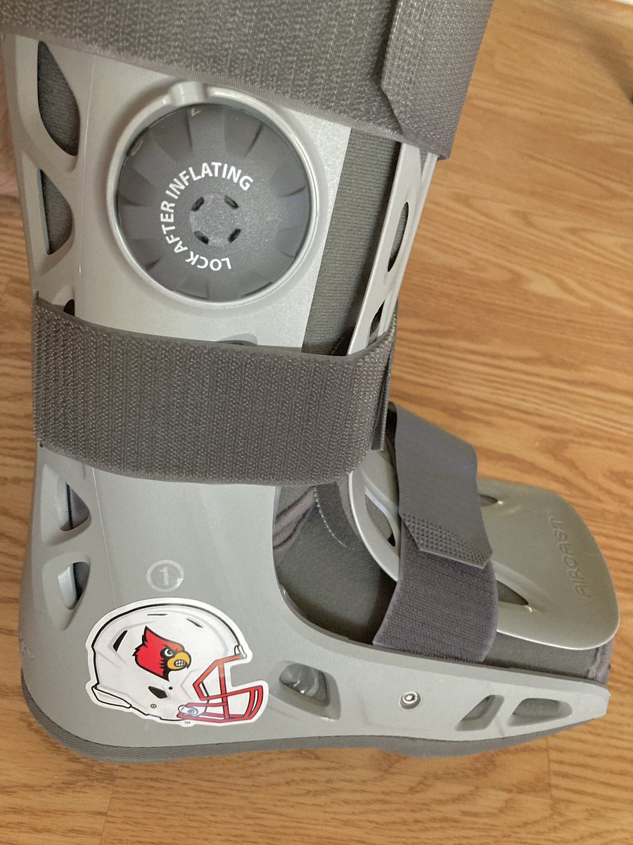 Cardsgirl8's tweet image. Well…if I have to wear it…at least I can rep my CARDS! @LouisvilleFB 🏈 @GoCards #downbutnotout #hobbled #catchingflights #needpiggyback #football #tailgate #beerandboot #ATL
