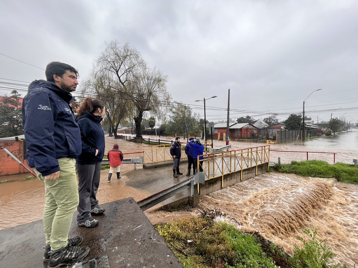 CNRCHILE's tweet photo. 📍En la comuna de #Molina, localidad de Lontué, el director ejecutivo #CNR @ureta_wilson se reúne con la @jvriolontue para inspeccionar el desborde del río Seco. Hacemos un llamado a no acercarse a los cauces. Evaluaremos los daños, pero hoy lo central es cuidar a las personas https://t.co/HU4J5MafZG