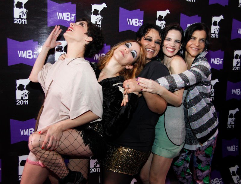 Único registro que tenho! 
Trenzinho luxo ♥️
⁦<a href="/LuizThunderbird/">Luiz Thunderbird 💙</a>⁩ ⁦<a href="/titimuller/">titi müller</a>⁩ ⁦<a href="/karinabuhr/">Karina Buhr</a>⁩ Nina Becker ⁦<a href="/tuliparuiz/">Tulipa Ruiz</a>⁩ ⁦<a href="/marinalimax/">Marina Lima</a>⁩ #vmb2011