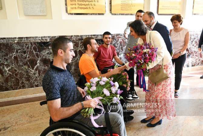 🇧🇪🇦🇲 Ermenistan'ı ziyaret eden Belçika Dışişleri Bakanı Hadja Lahbib, Azerbaycan topraklarının işgali sırasında yaralılan askerlere çiçek dağıtıyor.