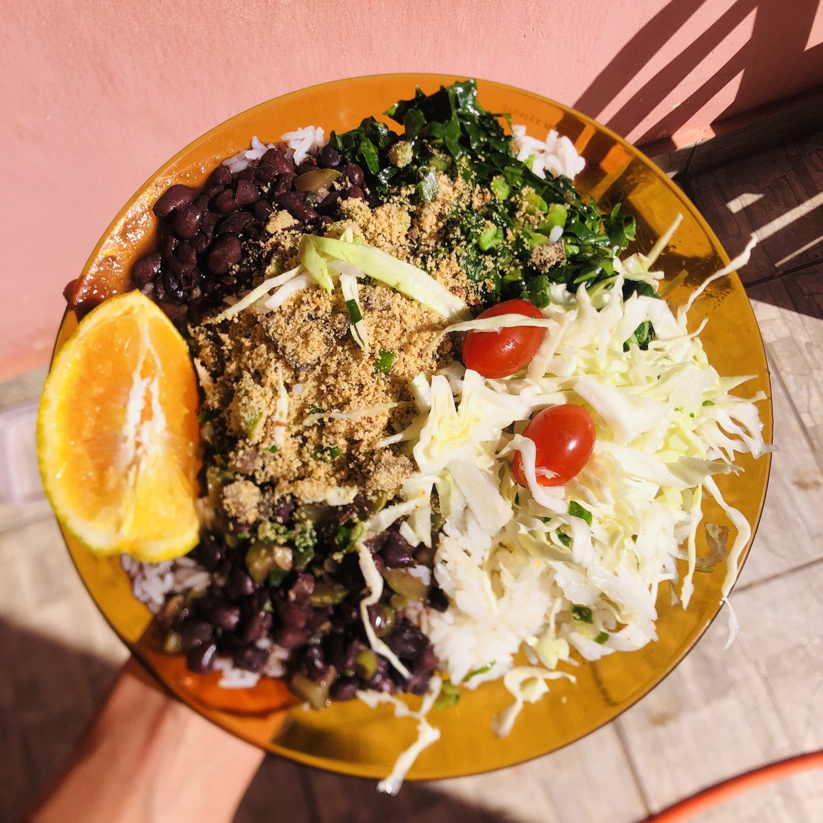 SOSEIFRITAR's tweet image. pô fml começamos aí um novo plano alimentar pra essas corridas intensas vamo tentar comer bonitinho essa semana no interior comprei tudo ontem e executei no almoço de hoje #modoturbo ervilha, brocolis, couve, laranja, feijão, abobrinha, arroz, casca de banana, cebolinha fé com fé