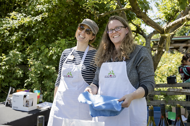 Are you passionate about food education? Love working with kids? Want to make a difference in your community? Sign up to volunteer on our website and join our incredible volunteer community.

growingchefs.ca/volunteer-with…