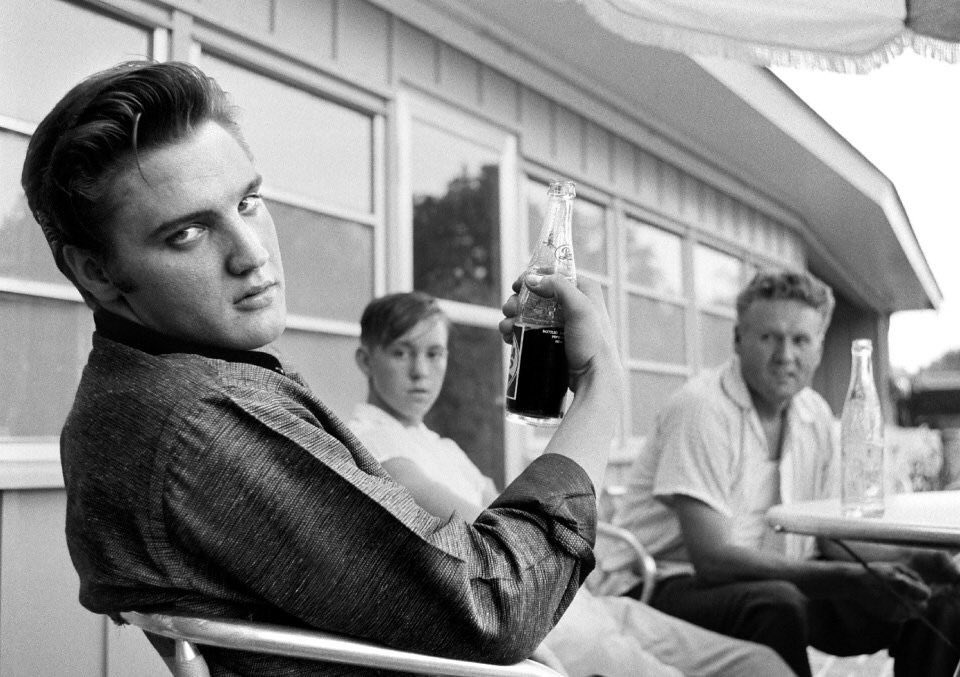 humanpilot's tweet photo. Elvis Presley on the porch of his home at 1034 Audobon Drive, Memphis, Tennessee, July 4, 1956. Photo: Alfred Wertheimer #photography #blackandwhitephoto https://t.co/FAzFZfUz1r