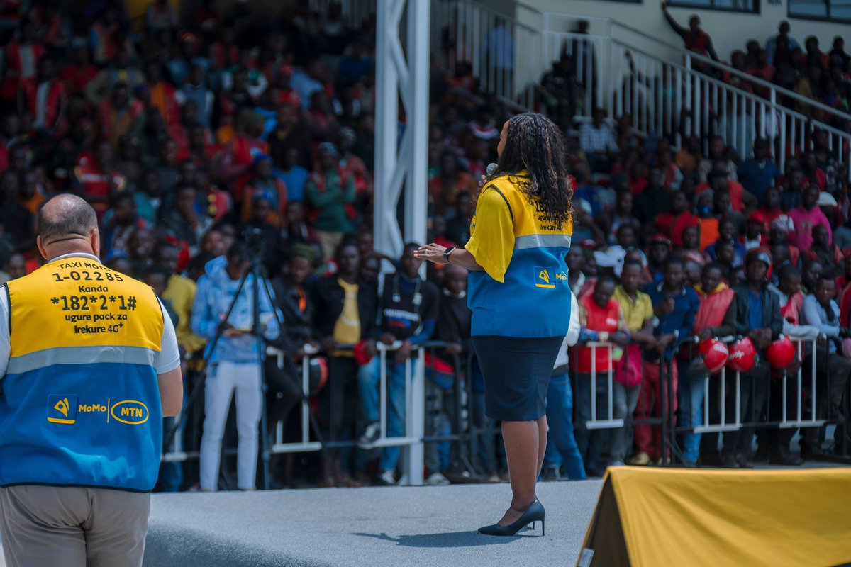 MTNRwanda's tweet photo. Inkuru nshya dufite ni uko amabara y’umuhondo n’ubururu ariyo agezweho ku bamotari b’i Kigali

Sibyo se @MoMo_Rwanda ? 👀
#TurageraKukiUyuMunsi #Tubitayeho 💛 https://t.co/ezzf5A3fTW