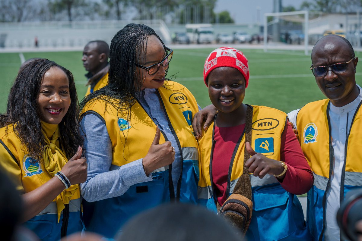 Inkuru nshya dufite ni uko amabara y’umuhondo n’ubururu ariyo agezweho ku bamotari b’i Kigali

Sibyo se <a href="/MoMo_Rwanda/">Mobile Money Rwanda Ltd</a> ? 👀
#TurageraKukiUyuMunsi #Tubitayeho 💛