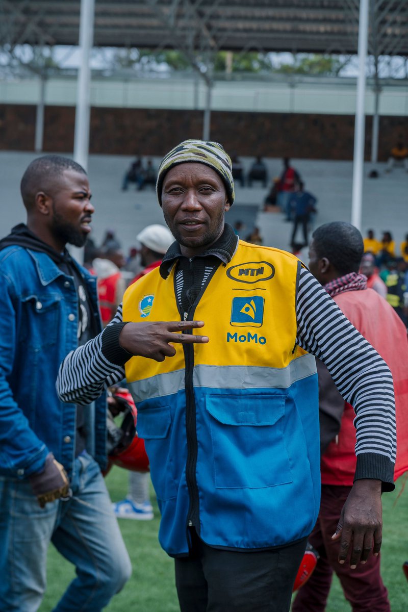 MTNRwanda's tweet photo. Inkuru nshya dufite ni uko amabara y’umuhondo n’ubururu ariyo agezweho ku bamotari b’i Kigali

Sibyo se @MoMo_Rwanda ? 👀
#TurageraKukiUyuMunsi #Tubitayeho 💛 https://t.co/ezzf5A3fTW