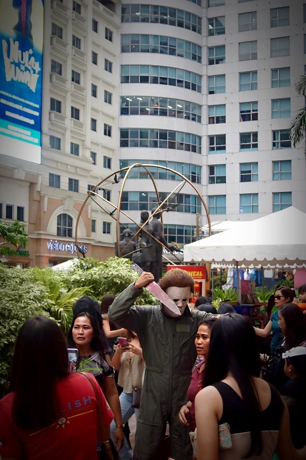 MichaelMyersPH's tweet photo. October 28, 2018 - A fun and spooky day filled with the very essence of the Halloween season. Eastwood City had a public family event called "PETRIFIED", which involved tons of Trick or Treating and fun games for kids and adults alike 🔪🎃 https://t.co/71LKanYfrB