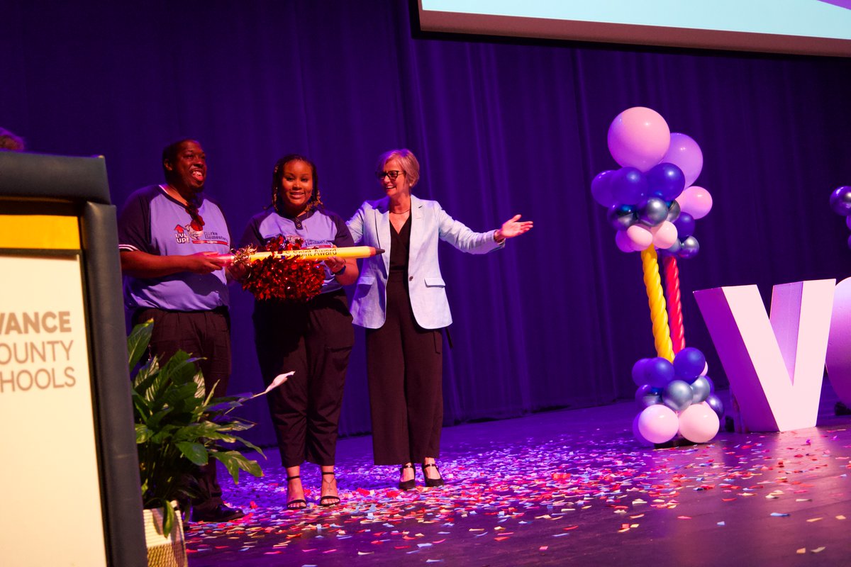 VanceCoSchools's tweet image. 🥁🎉The 2023-24 VCS Spirit Stick was claimed by....@ClarkeBulldogs! Way to go! #ExperienceVCS