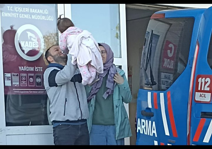 Anne Baba çocuk aynı hapishanede.
Bahar bebek 11 aydır Annesi ile birlikte Cezaevinde.

Çulha ailesinin cezaevine girmeden önce çektirdikleri bu fotoğraf hafızalarımıza kazınmıştı.
 <a href="/adalet_bakanlik/">T.C. Adalet Bakanlığı</a> 

TutsakBebeklere Adalet