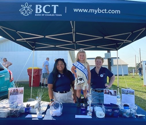 Potomac_Bank's tweet photo. It's been a great couple of days at the Jefferson County Fair. Come on out to see us and enter to win our raffle!
#jeffersoncountywv
#BCTCommunity https://t.co/hsFwwfy8Vg