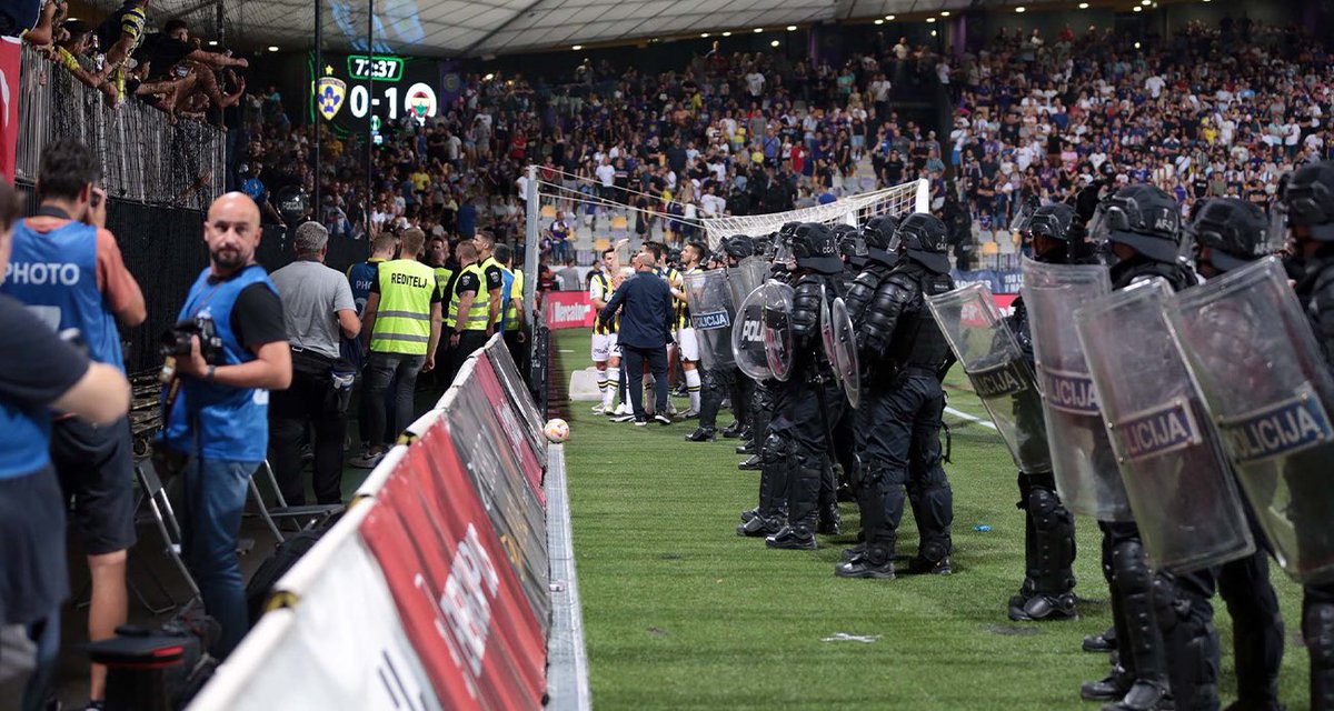 puscolcom's tweet photo. UEFA, Maribor maçında yaşananlar sebebiyle Fenerbahçe’ye 1 maç deplasmana seyirci götürmeme ve 30 bin Euro para cezası verdi. https://t.co/c2y9QcGiZN