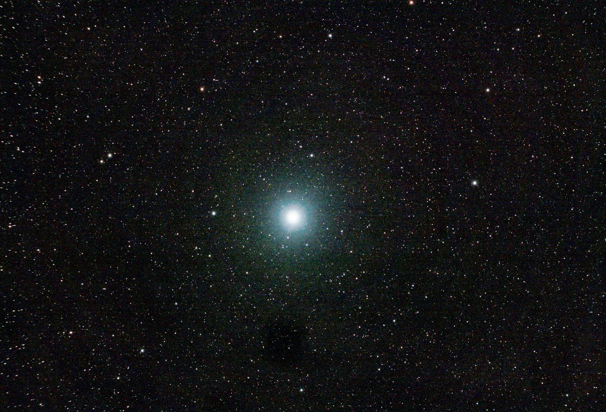 Estrella Vega situada en la constelación de la Lira a 25 años/luz.
#cocinando_en_cabemos 
#vega 
#astronomia