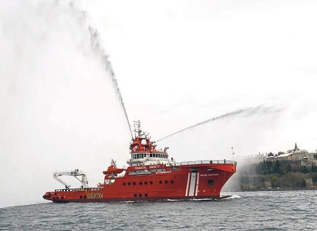 Ulaştırma ve Altyapı Bakanlığı: Acil durum gemisi Çanakkale’deki orman yangını için İstanbul'dan yola çıktı.