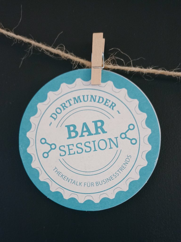 undsielaeuft's tweet photo. Wie einen Umgang mit KI finden? Auf jeden Fall mit Neugier, einer kritischen Grundhaltung und einer Klarheit über die eigenen Werte [also: unter anderem 😅].

Schöner Vortrag, @ChElm @IJ_Online! 

#Barsession https://t.co/D9nQAXSvx6