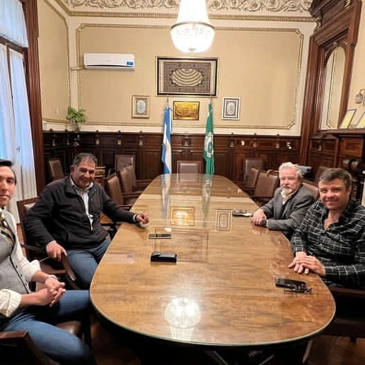 HalalCIRA's tweet photo. Se reunieron en el Centro Islámico de la Rep Arg, el Sec. de Agricultura de la Prov. de La Rioja, Ernesto Pérez, el Director del Departamento Halal Sr. Alexis Yamil El Sayer y el Ing Carlos Rizzuti de Cámara de Comercio Mercosur Asean (MACC) #certificaciónhalal #halal https://t.co/8HpgBAUbt9