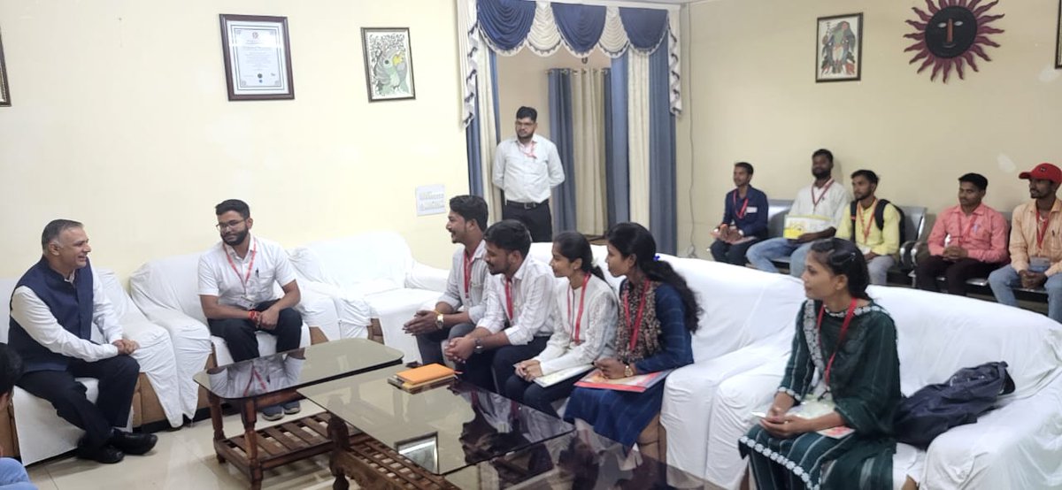 AIGGPA के उपाध्यक्ष प्रो. <a href="/Sachin_Chat/">Sachin Chaturvedi</a> जी ने अमरकंटक में कार्यरत जनसेवा मित्रों से भेंट की। इस दौरान उन्होंने विभिन्न योजनाओं के क्रियान्वयन एवं ज़मीनी स्तर पर आ रही चुनौतियों से निपटने के सुझाव भी दिए।