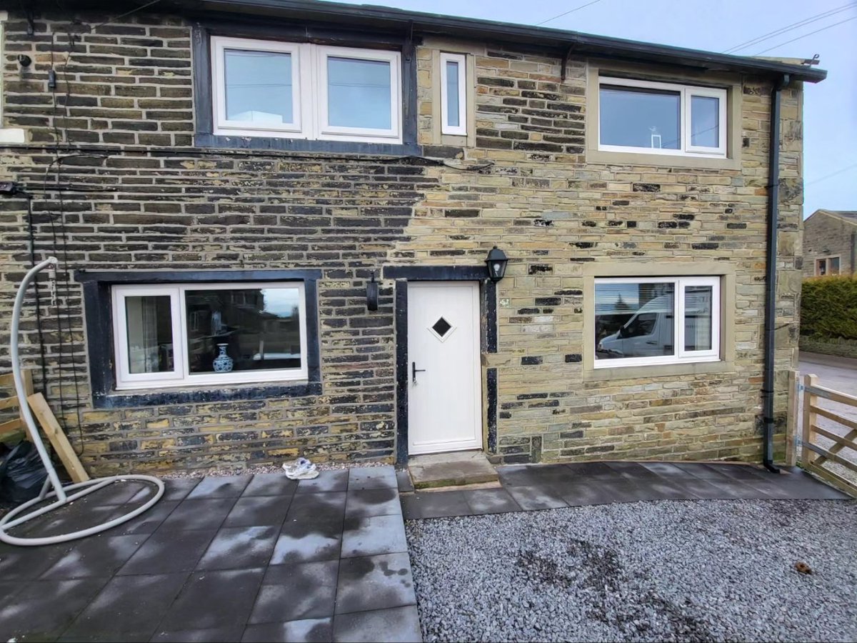 Alpine_Glass's tweet photo. This lovely cottage looks beautiful. Cream windows and solidor

💚💚💚

 #love #glass #glazing #upvc #windows #upvcdoorsandwindows #door  #ultion #solidor #ultion 
 #HomeImprovement #queensbury #shelf #Bradford #Halifax #huddersfield #Leeds #yorkshire #WestYorkshire #nationwide https://t.co/vOO4EZqfK6