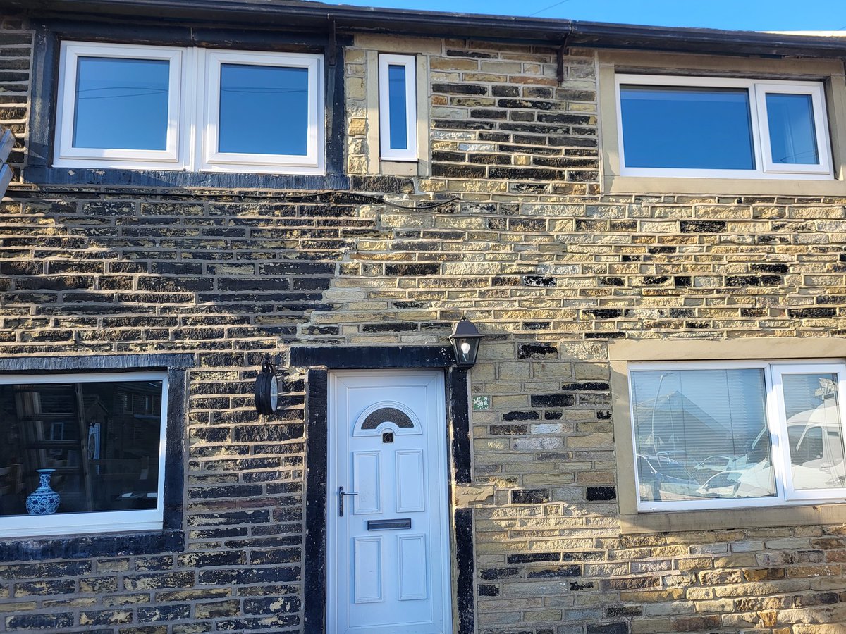 Alpine_Glass's tweet photo. This lovely cottage looks beautiful. Cream windows and solidor

💚💚💚

 #love #glass #glazing #upvc #windows #upvcdoorsandwindows #door  #ultion #solidor #ultion 
 #HomeImprovement #queensbury #shelf #Bradford #Halifax #huddersfield #Leeds #yorkshire #WestYorkshire #nationwide https://t.co/vOO4EZqfK6