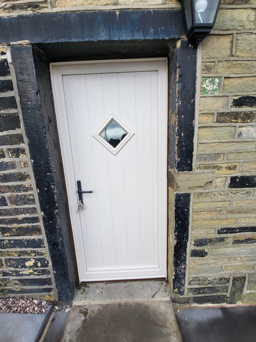 Alpine_Glass's tweet photo. This lovely cottage looks beautiful. Cream windows and solidor

💚💚💚

 #love #glass #glazing #upvc #windows #upvcdoorsandwindows #door  #ultion #solidor #ultion 
 #HomeImprovement #queensbury #shelf #Bradford #Halifax #huddersfield #Leeds #yorkshire #WestYorkshire #nationwide https://t.co/vOO4EZqfK6
