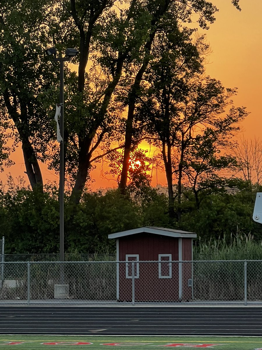 KlobnakTeri's tweet image. Honored to spend the morning with our seniors for our Sequoit Senior Sunrise. Thanks for coming out. So many great things to come, Class of 2024. #sequoitpride @MadelynnSobes
