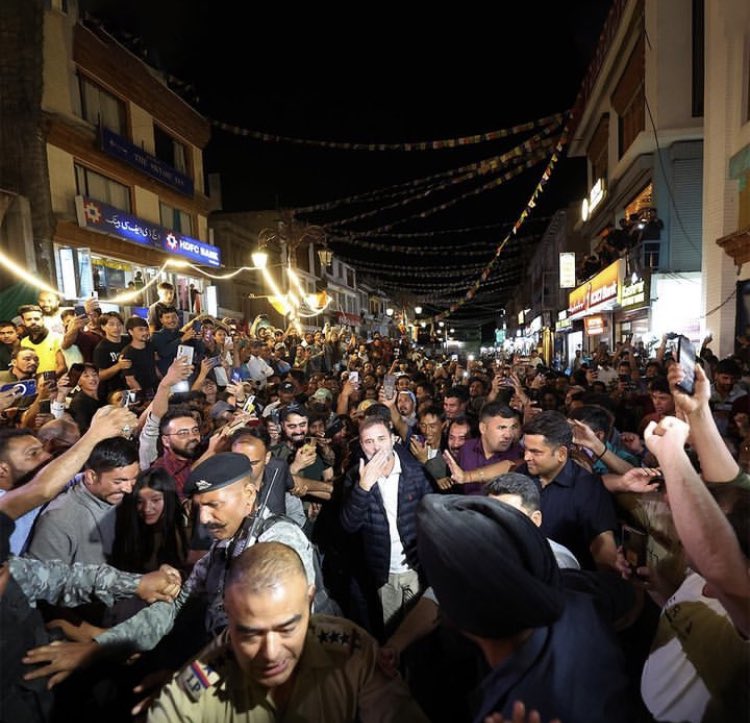 ActivistSandeep's tweet image. यह लो Flying Kiss ! 
इस मोहब्ब्त के लिए 1 Rt जरूरी है

मैं सबको फॉलो करूंगा