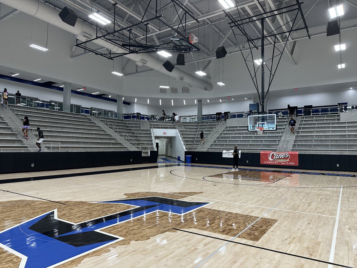 Too hot outside ⁦<a href="/LadyHawksSquad/">Lady Hawks 🏀 24-25</a>⁩ …no problem, we can do stadiums inside 😁. My kind of fun