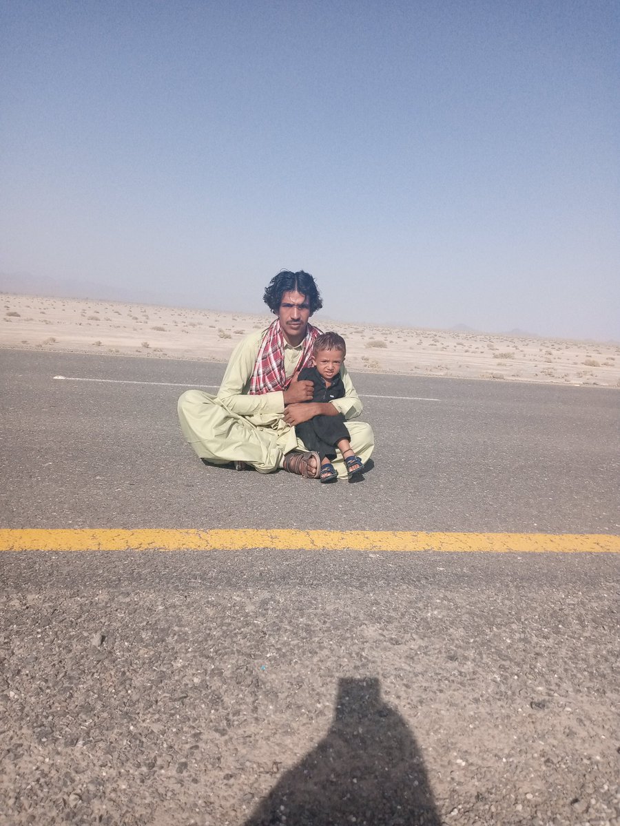 Waleedshad7's tweet photo. سلام دوستو!
میں ولید بلوچ ایم فل کا سٹوڈنٹ اور جبری گمشدکی کا شکار ظہیر اور پیر جان بلوچ کا بھائی، اپنی ایم فل کی ڈگری چھوڑنے پر مجبور ہوں، میرے دو بھائی لاپتہ ہیں اور گھر میں کوئی نہیں ہے، مجھے مجبورا اپنی ڈگری چھوڑنی پڑی گی۔
آپ تمام دوست میری آواز بنیں میرے بھائیوں کے بازیبائی https://t.co/qnl2dewTF2