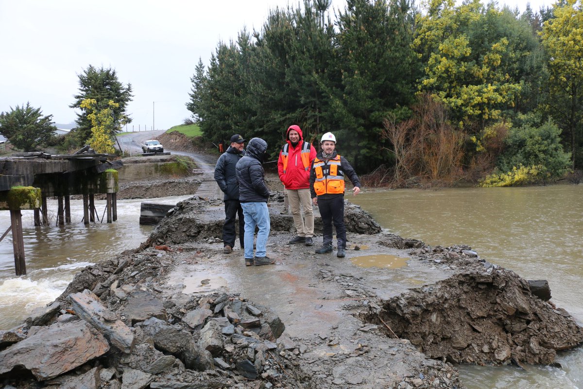 ⚠️#MOPinforma
Seremi <a href="/Patricio_Poza11/">Patricio Poza</a> junto a #VialidadAraucanía, y municipio de Traiguén,  inspecciona Puente #Didaico donde se suspendió de forma preventiva el tránsito debido a la crecida del Río #Lumaco. Se monitorea su situación. 
#MOPenTerreno 🇨🇱🇨🇱🇨🇱