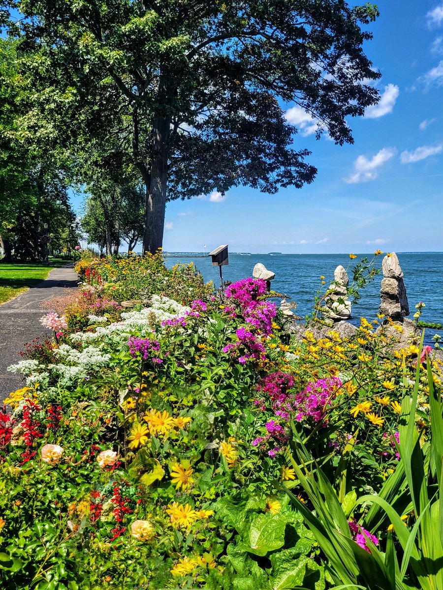 It's heaven on earth to take a stroll in the amazing Lakeside Ohio. It's waterfront gardens and sweeping lake views are a summer dream come true!💐💐💐💐 destinationcharming.com #lakelife #gardens #TravelTuesday #traveltips
