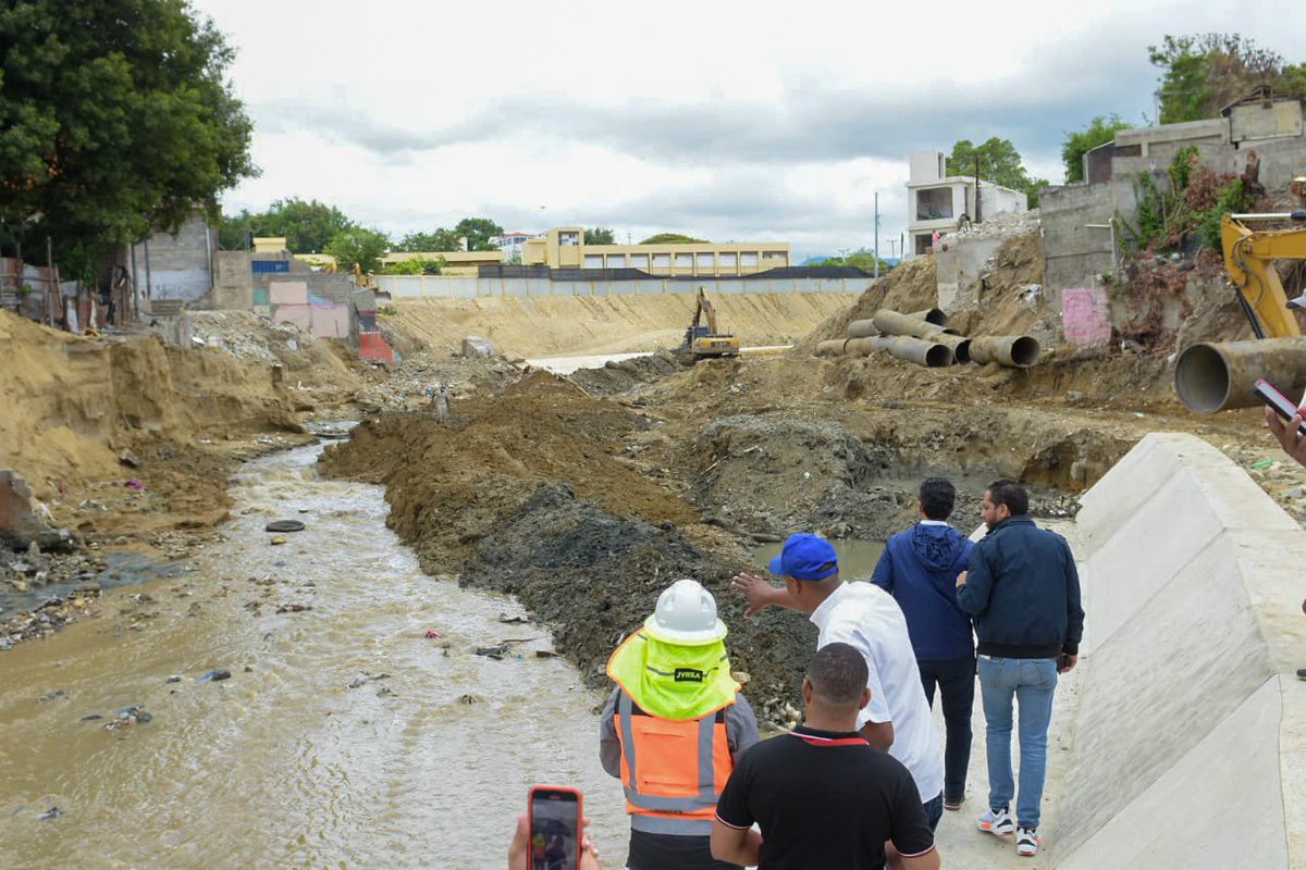 warnaudbisono's tweet photo. Hoy estamos en 📍 Arroyo Gurabo, supervisando los trabajos de prevención frente a la tormenta Franklin. Nuestro objetivo es asegurar la protección de las familias que aún no han sido reubicadas en la segunda fase del proyecto de saneamiento del Arroyo Gurabo. https://t.co/GbtySPXUrX
