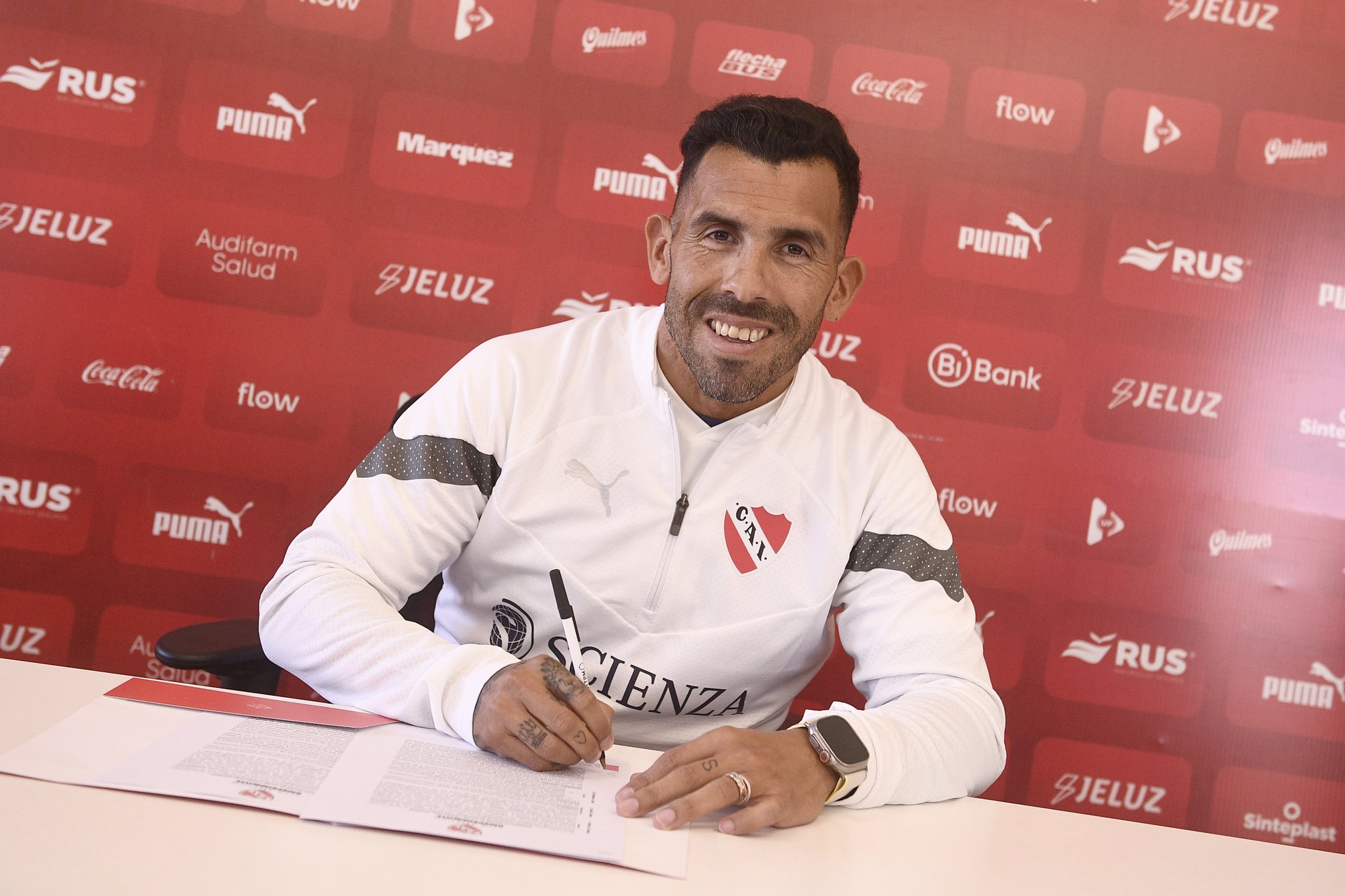 C. A. Independiente on X: "✍️ Carlos Tevez firmó su contrato por un año con  #Independiente y en instantes dirigirá su primera práctica en el predio de  Villa Domínico. #TodoRojo 🔴 https://t.co/hdwUhmIQMe" /