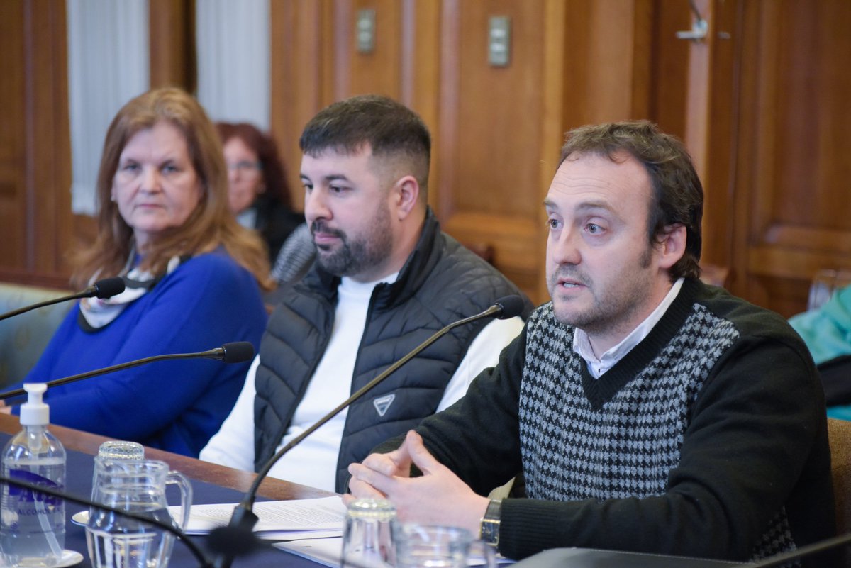 🧵Resumen visita UVFPM a Parlamento:
👉🏽 En la tarde del lunes 21 de agosto una delegación de la Unión de Vecinos de Ferias y Periferias de Montevideo encabezada por su presidente Flavio Harguindeguy visitó la Comisión Especial de Asuntos Departamentales y Municipales del Senado