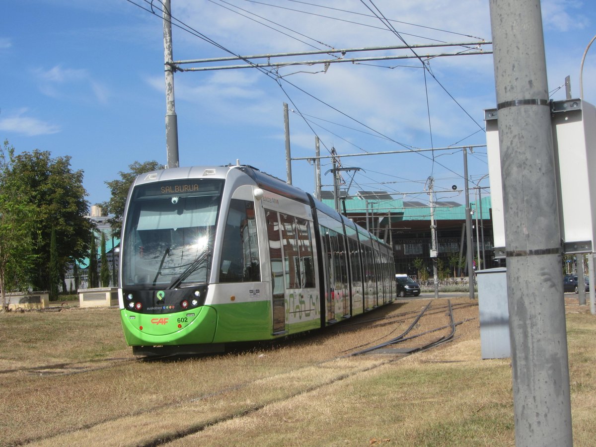 DavidAr40111231's tweet photo. @miguelbustosnet Hola, tengo fotos tanto del Bei como del tranvía, hechas la semana pasada, pero ninguna junto los dos, pero casi, donde estaba situado, podia fotografiar lo dos, lastima que en la del tranvía no asomara al fondo ningun BEI. Soy David Arriola, si la quieres publicar no problem. https://t.co/UYyul4CTBI