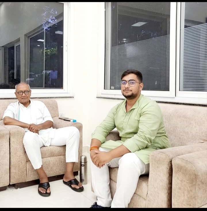 Roshan_shukla_'s tweet photo. युवा यूथ कांग्रेस के जिला महासचिव हमारे बड़े भाई  @Vivek__IYC को जन्मदिन की हार्दिक शुभकामनाएं एवं बधाई 🎁🎈🎂🎉💐
हनुमंत लाल की कृपा आप पर सदैव  बनी रहे।🚩❤️🙏

@IYCMadhya @IYC https://t.co/NyFilzphe2