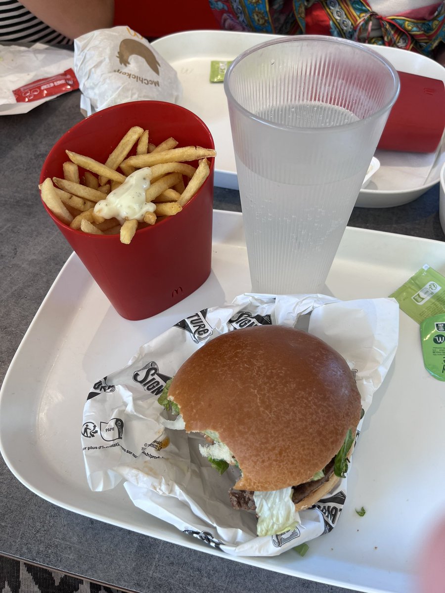 Nou laatste keer dat ik hier wat gegeten heb. <a href="/McDonalds/">McDonald's</a> het leek hier wel de #maccycle #tupperwareparty