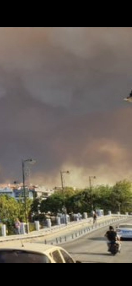 ibrahimyesilsol's tweet photo. Çanakkale’de başlayan yangın rüzgârın ve aşırı sıcakların etkisiyle hızlı bir şekilde ilerleyerek yerleşim alanlarını tehdit etmeye başladı. 

Bir an önce önlem alınmasını ve daha fazla canlının yaşamının sona ermemesini diliyorum. 

Oluşan her yangının doğaya ve hayata bedeli oldukça ağır. İklim krizi doğayı ve gezegeni yok ediyor. Umarım bu cehennemden kurtulmanın yolunu birlikte bulabiliriz.