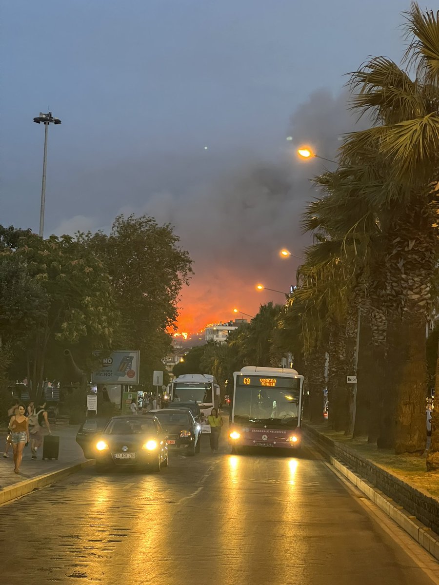 ibrahimyesilsol's tweet photo. Çanakkale’de başlayan yangın rüzgârın ve aşırı sıcakların etkisiyle hızlı bir şekilde ilerleyerek yerleşim alanlarını tehdit etmeye başladı. 

Bir an önce önlem alınmasını ve daha fazla canlının yaşamının sona ermemesini diliyorum. 

Oluşan her yangının doğaya ve hayata bedeli oldukça ağır. İklim krizi doğayı ve gezegeni yok ediyor. Umarım bu cehennemden kurtulmanın yolunu birlikte bulabiliriz.