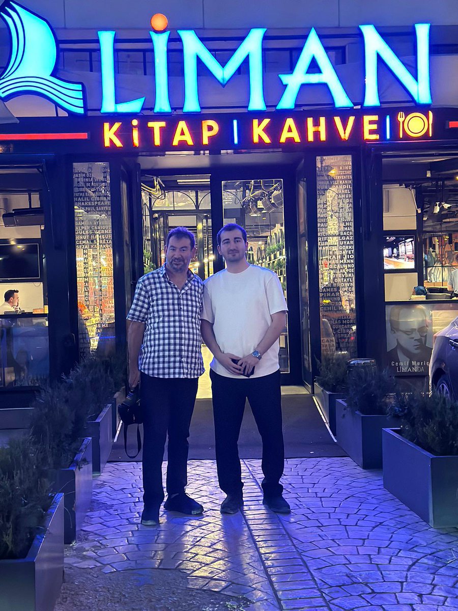 turgaykarakas08's tweet photo. @yekce7 Yunus Bey kardeşimle Liman Kitap Kahve'de hoş sohbetli güzel bir akşam yemeği yedik. Bilim ve yeşil teknolojilere olan ilgisi takdir edilesi. Böyle gençlerimizin sayısının artması diliyorum. https://t.co/KlJNz2VguK