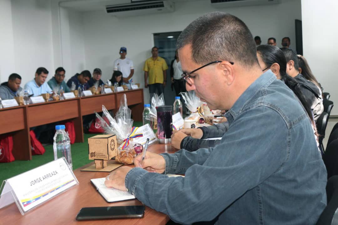 LealTelleria's tweet photo. Junto al Gabinete Social encabezado por el Vcpdte. @MervinMaldonad0, participamos en la jornada semanal de seguimiento y balance del Sistema de Misiones y Grandes Misiones. 
Continuamos junto al presidente @NicolasMaduro protegiendo y mejorando el estado de bienestar del pueblo. https://t.co/Rhhi5BiRg5