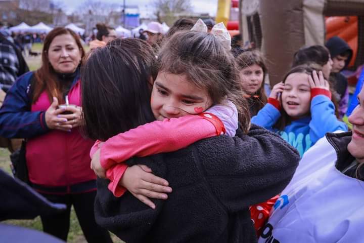UpsraQ's tweet photo. También festejamos el #DiaDeLasInfancias junto a vecinos y compañeros c la presencia de la Intendenta Municipal @mayrasmendoza 
@CanalQuilmes @infodequilmes @miradaenquilmes @QuilmesAhora @kellyolmos @waltercorreaok @Kicillofok @MinTrabajoAR @MinSeg @Ambitocom https://t.co/WSHHiHlo9u