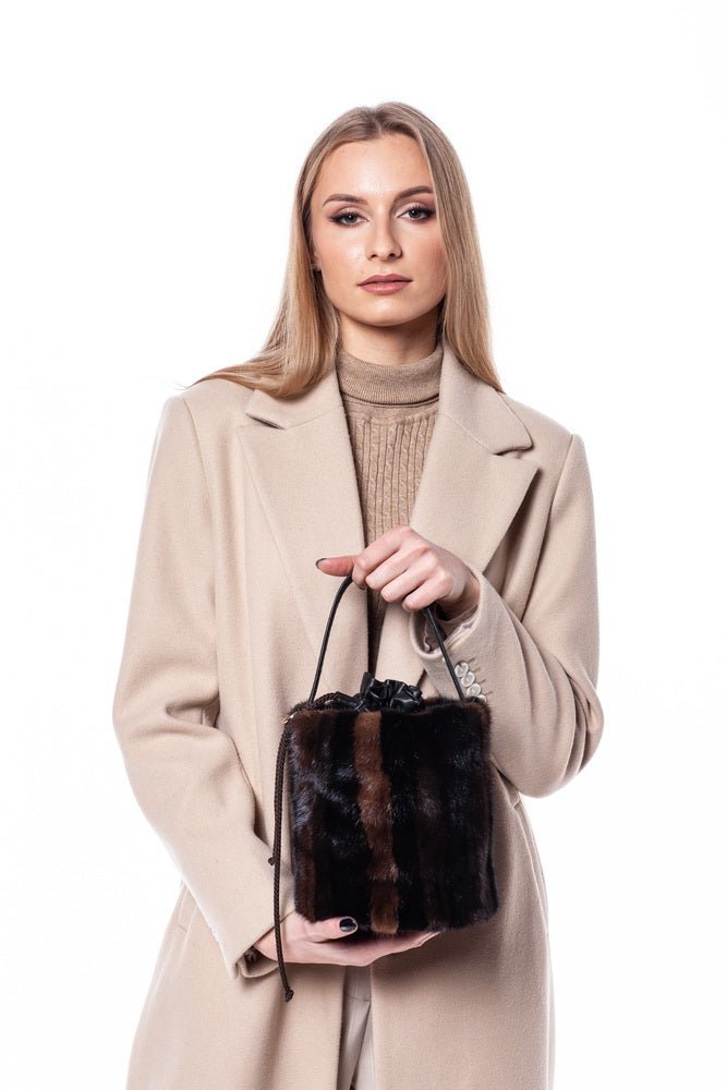 FurForYou's tweet image. Crafted in a unusual shape, this mink fur cylinder handbag adds a unique touch to any outfit. With its intriguing design, unique color and incomparable feeling, it offers an undeniable softness than will never go unnoticed. FurbySD.com