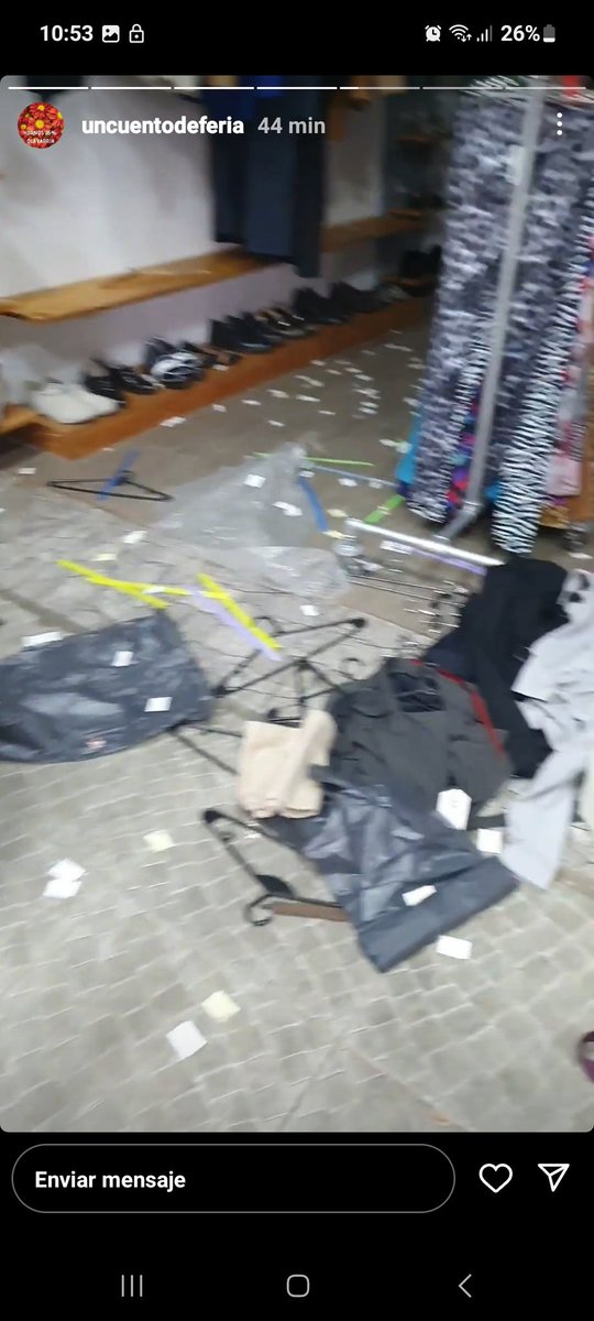 EstefaMartin1's tweet photo. Como puede ser que en pleno centro entren a robar a varios locales y nadie hace nada 😠😡

Este local necesita recuperar su computadora por favor ayudemos compartiendo. https://t.co/F7tvSskZHR