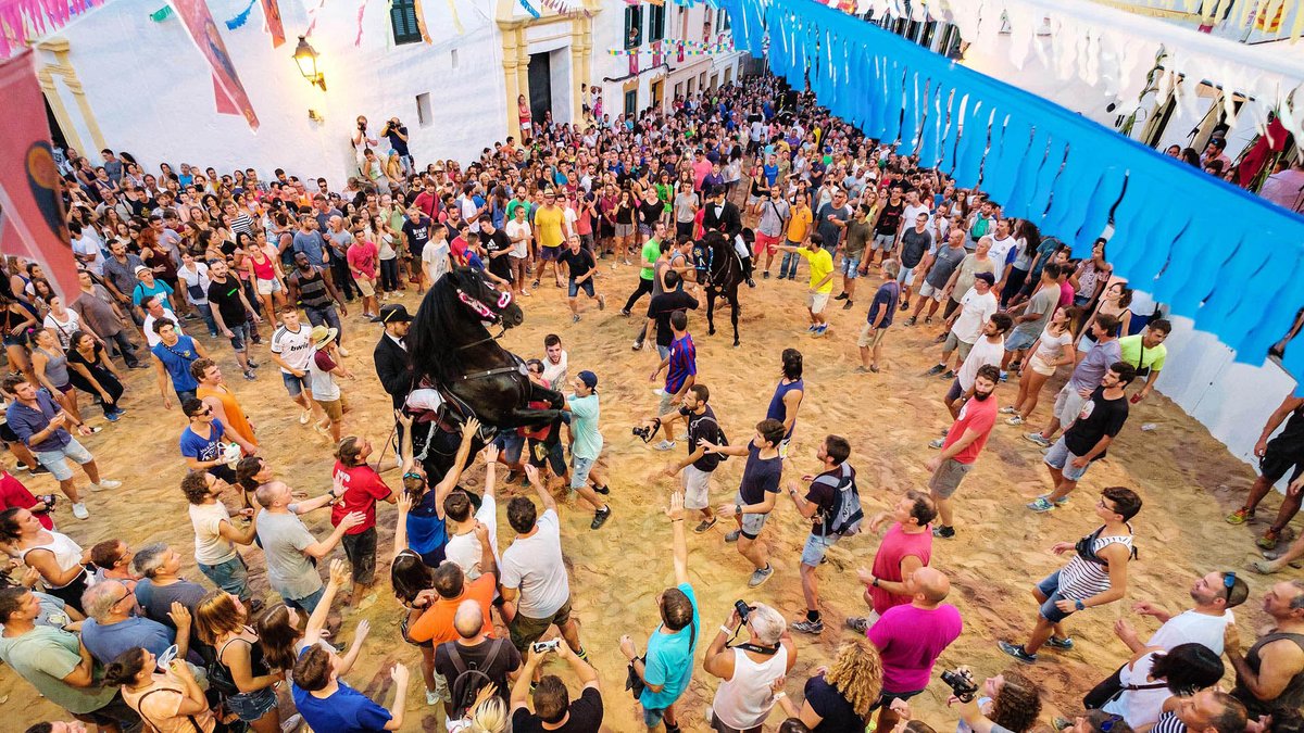 Si estás en #Menorca estos días no puedes perderte las fiestas de Sant Bartomeu en Ferreries 🐴🎶 con cabalgatas, cabezudos, verbenas, mercadillos y una particular versión del jaleo que te encantará 😁

🎉 bit.ly/45pMkUa
📸 <a href="/TurismeBalears/">Turismo Illes Balears</a>

<a href="/AjFerreries/">Ajuntament Ferreries</a>#FiestasMenorca