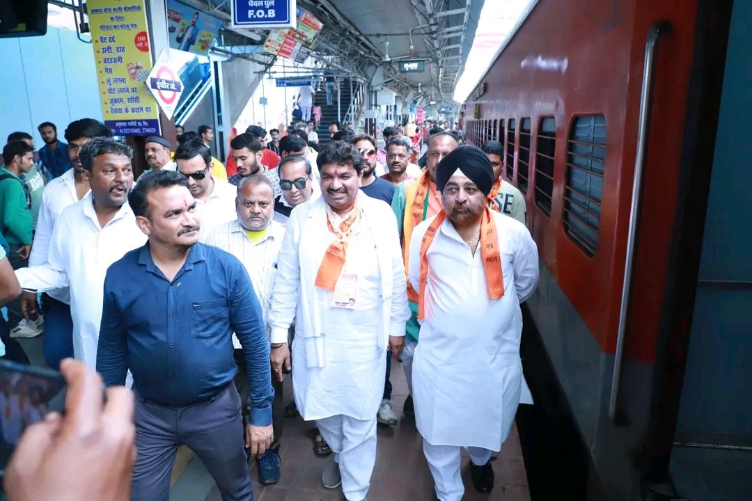 SanjayShukla_01's tweet photo. आज वार्ड क्रमांक-17 के मथुरा वृन्दावन यात्रा के श्रद्धालुओं को भक्ति भाव से विदा किया।देवदर्शन के अनवरत क्रम में आज मथुरा यात्रा के समय श्रद्धालुओं का भक्तिमय उत्साह दर्शनीय था।बांकेबिहारी जी सभी की मनोकामना पूर्ण करें।ॐ मधुसूदनाय नमो नमः🚩🚩
#mathurayatra #mathuradham https://t.co/no7vJRmImb