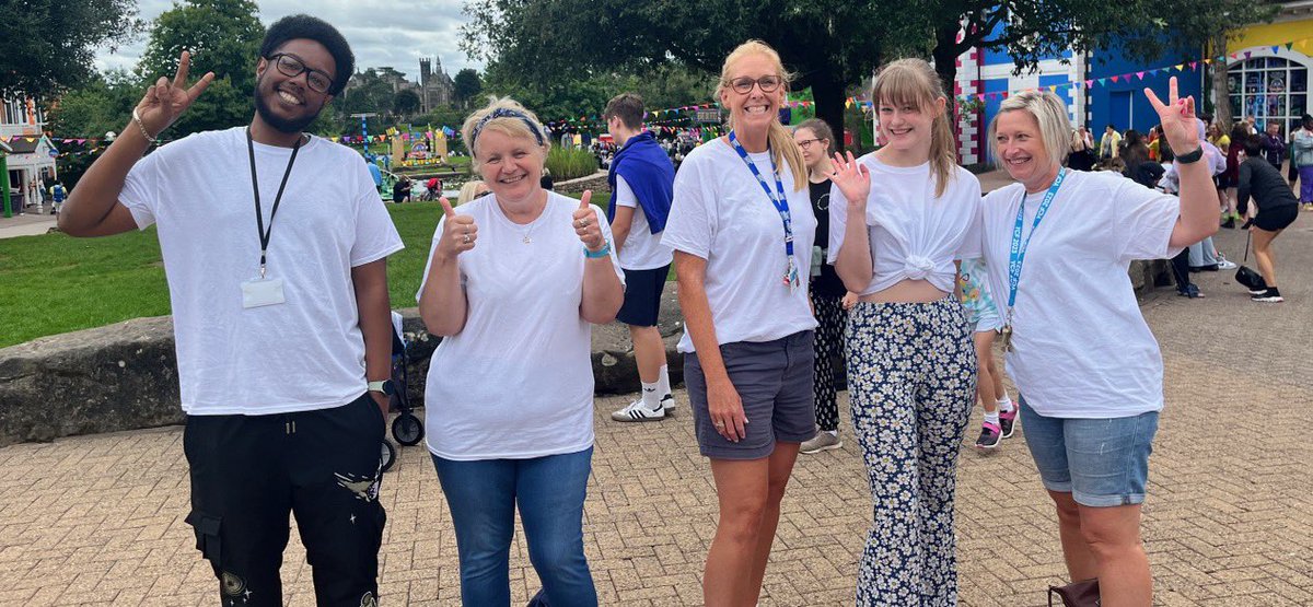 CarersTrustHofE's tweet photo. 😃 All smiles as our team and Young Carers enjoy their trip to Alton Towers. Let’s see if they’re as smiley on the rides!🎢🎡 #Coventry #YoungCarers #merlinsmagicwand https://t.co/XjITyNxMGz