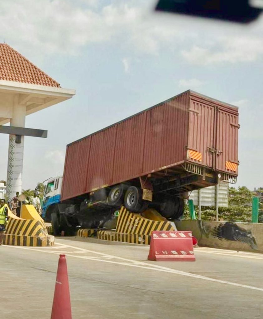 KEE_UG's tweet photo. Slow down to a speed of 20km/hr as you approach the toll gates on Kampala - Entebbe Expressway to avoid such crushes.
#fikasalamaXtra 
#KEEUG https://t.co/SoUbLZ10zc