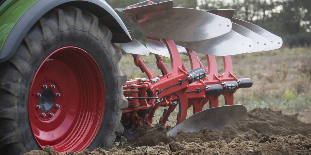 GBessonSAS's tweet photo. La sécurité non-stop hydraulique sur les charrues Grégoire Besson, c'est :
➡️ Une levée sous pointe de 85 cm
➡️ Un débattement latéral et vertical sans aucune contrainte
➡️ Disponible sur les gammes Prima, Rover et Voyager
#gregoirebesson #agriculture #madeinfrance #plough https://t.co/Uj64UwPLD0